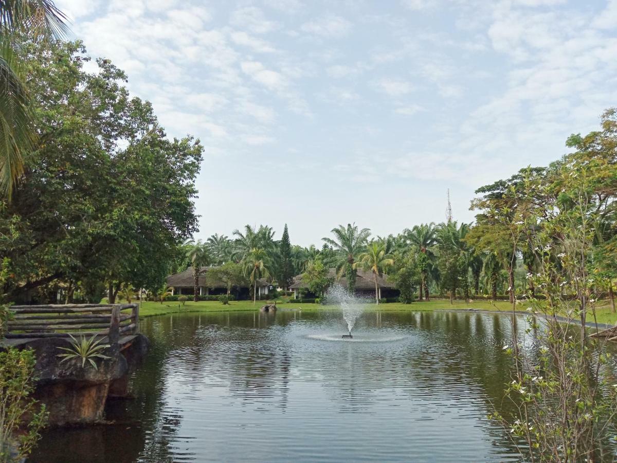 Cyberview Resort & Spa Cyberjaya Exterior foto View of the lake at the resort